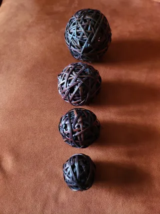 Bolas decorativas de mimbre y madera