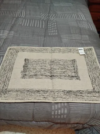 Alfombra de baño beige y gris, 100% algodón.