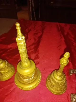 Set vintage in ottone Torre Eiffel con campanelle e altro