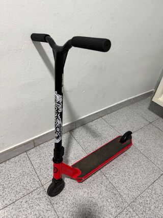 Patinete infantil rojo y negro