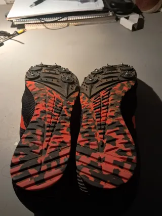 Zapatillas clavos running negras y naranjas