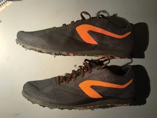 Zapatillas clavos running negras y naranjas