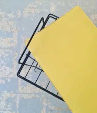 Mesa auxiliar estilo POP 2 colores. Francia 70s.