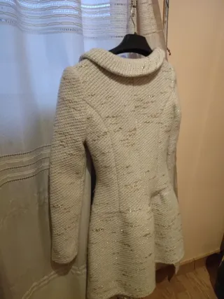 Abrigo El Armario de Lulu blanco y dorado