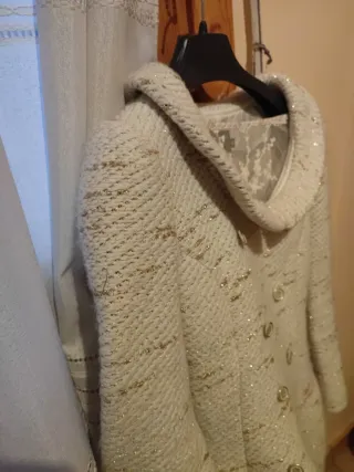 Abrigo El Armario de Lulu blanco y dorado