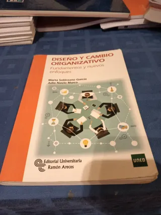 Libros varios ECONOMIA ADE (UNED) en buen estado.