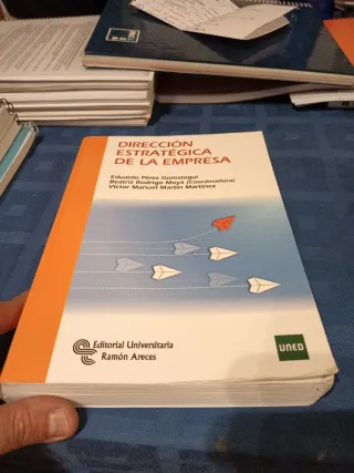 Libros varios ECONOMIA ADE (UNED) en buen estado.