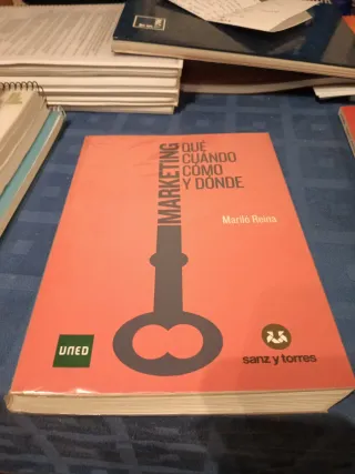 Libros varios ECONOMIA ADE (UNED) en buen estado.