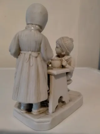 Due bambini in porcellana bianca