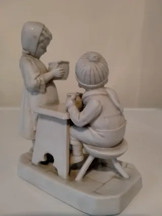 Due bambini in porcellana bianca