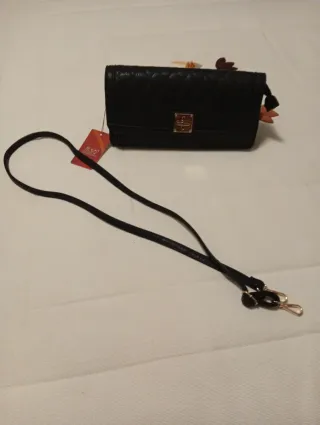 Bolso negro con cadena