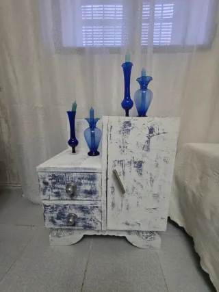 Mesita de noche vintage azul y blanco
