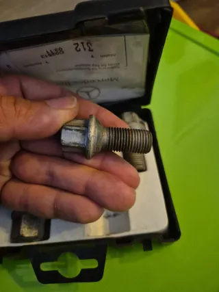 Tornillos Mercedes-Benz