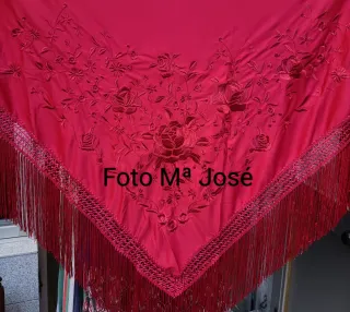 Mantoncillo burdeos bordado flamenca