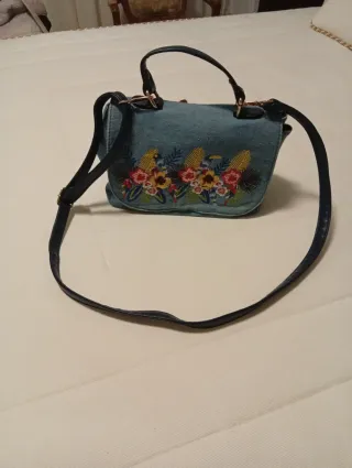Bolso vaquero con bordado floral