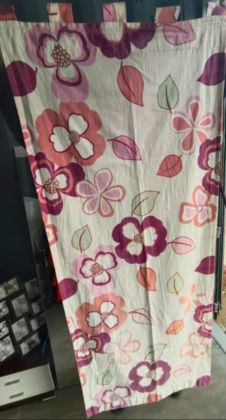 Cortinas con flores rosas y moradas