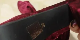 Botas altas rojas de terciopelo