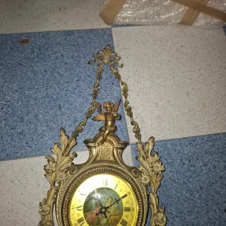 Reloj de pared antiguo dorado