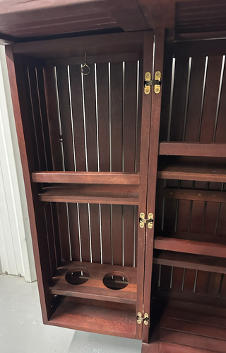 Mueble bar de madera con ruedas