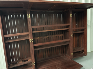 Mueble bar de madera con ruedas