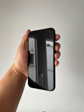 iPhone 11 (82% Salute)