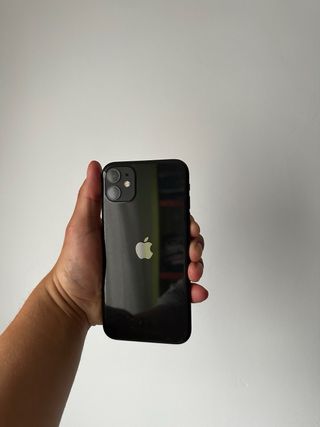 iPhone 11 (82% Salute)