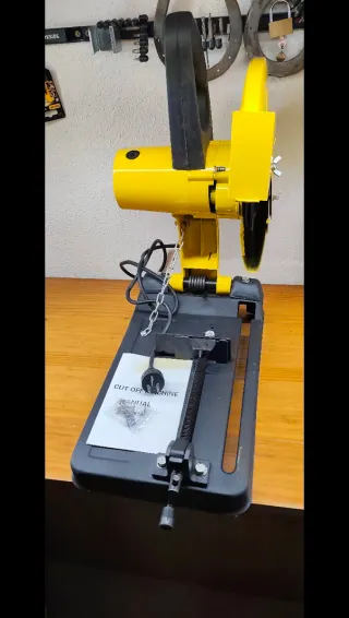 Tronzadora de metal amarilla