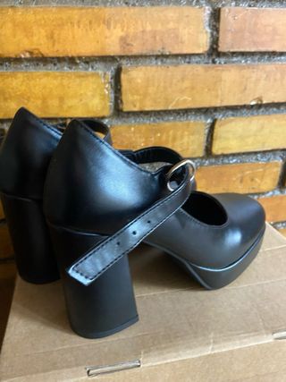 Zapatos de tacón negros con plataforma