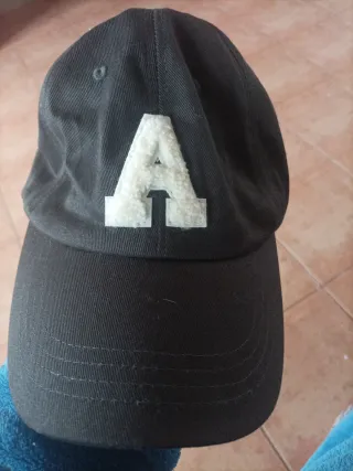 Gorra negra con letra A blanca
