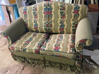 Sofá cama tela floral y cuadros cama 105x190