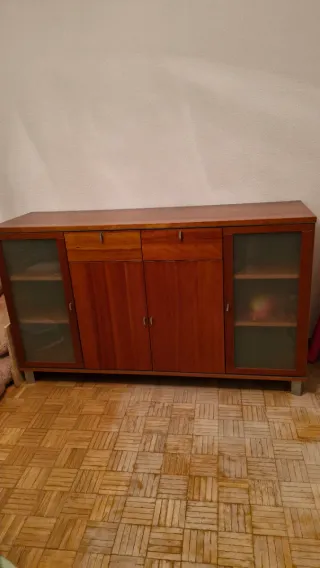 Aparador de madera con puertas de cristal