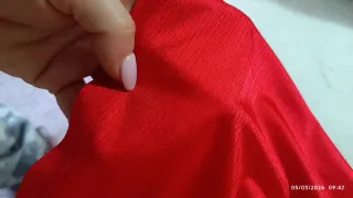 Vestido rojo elegante y top marrón corte corse