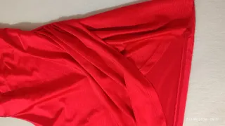 Vestido rojo elegante y top marrón corte corse