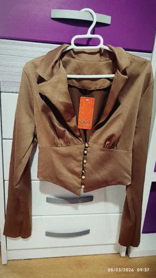 Vestido rojo elegante y top marrón corte corse