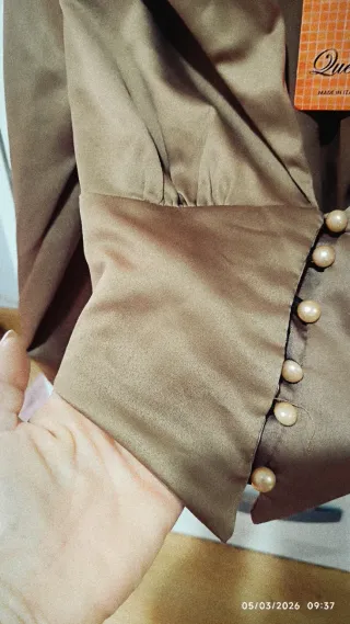 Vestido rojo elegante y top marrón corte corse