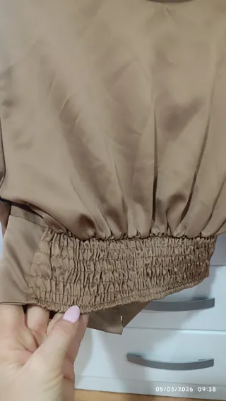 Vestido rojo elegante y top marrón corte corse