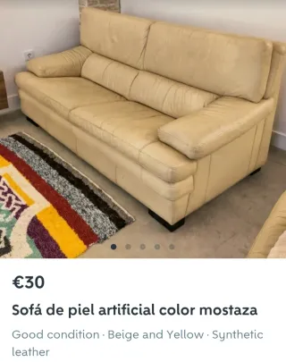 Sofá de piel sintética color mostaza