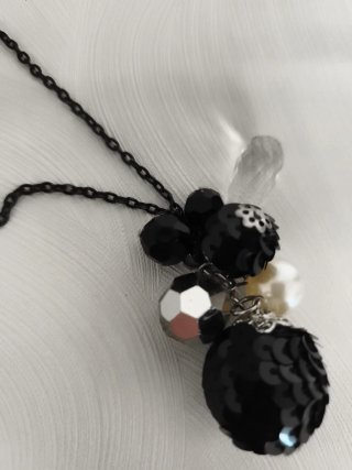 Collar con colgante de cuentas negras lentejuelas