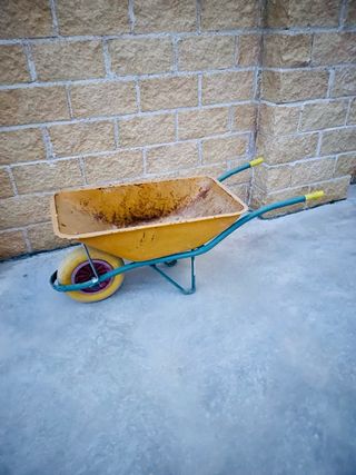 Carretilla amarilla de jardín  rueda anti pinchazo