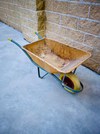 Carretilla amarilla de jardín  rueda anti pinchazo