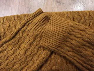 Maglioncino marrone lavorato