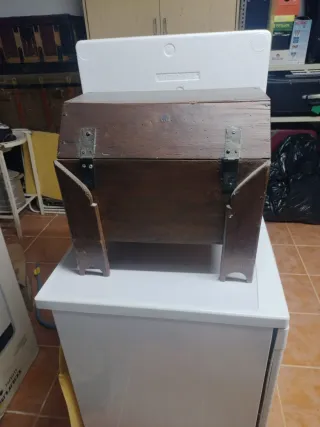 Antiguo baúl pequeño de madera