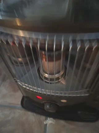 Estufa de parafina negra y gris