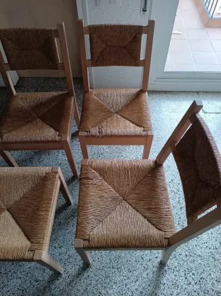 Mesa de comedor con 4 sillas