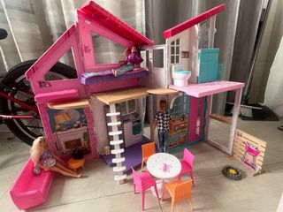 Casa Barbie con muñecos y accesorios