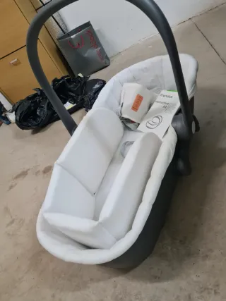 Cuco infantil gris y blanco