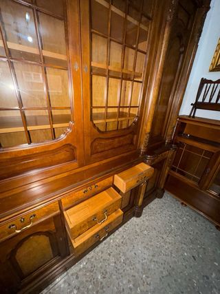 Mueble de salón de madera y cristal