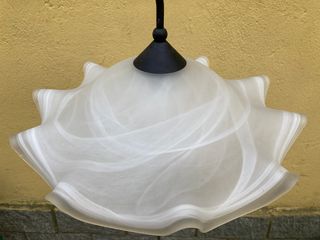 Lampadario in vetro bianco con bordo ondulato