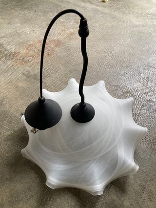 Lampadario in vetro bianco con bordo ondulato