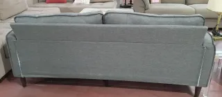 Sofá 3 Plazas Tapizado tela y patas madera.